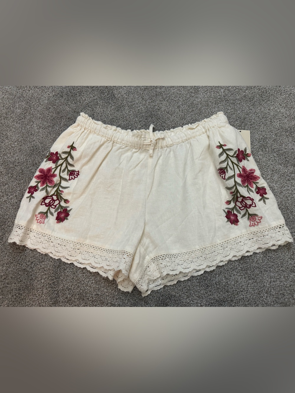 Universal Thread Cream Lace-Trim Shorts with Pink Floral Embroidery NWT Sizw M